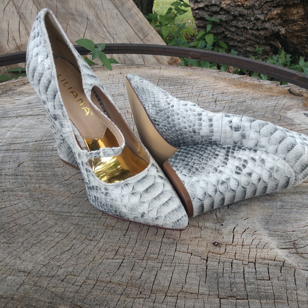 Stylish snakeskin print shoe